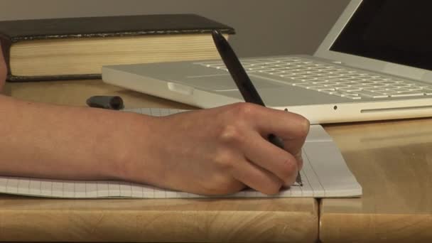Estudiante Universitario Proceso Trabajo Escribir Papel Cuaderno Escritura Estudio Búsqueda — Vídeos de Stock