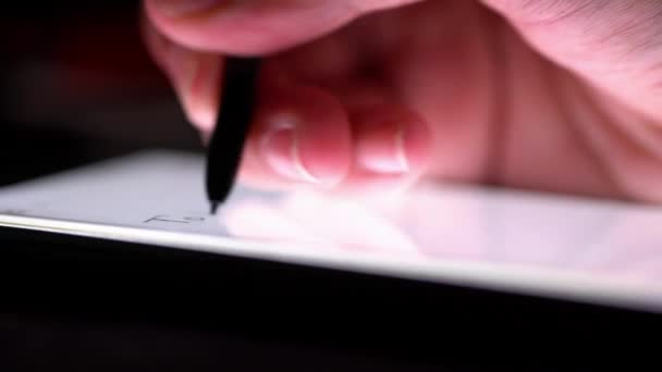 Mężczyzna Pisanie Zbliżenie Mężczyzna Ręka Trzymać Elektroniczny Długopis Sprawia Pisanie — Wideo stockowe