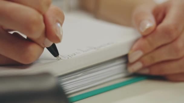 Studentka Pisząca Notatki Klasie Zapisać Notatnik Podczas Nauki Przedmiotów Lekcyjnych — Wideo stockowe