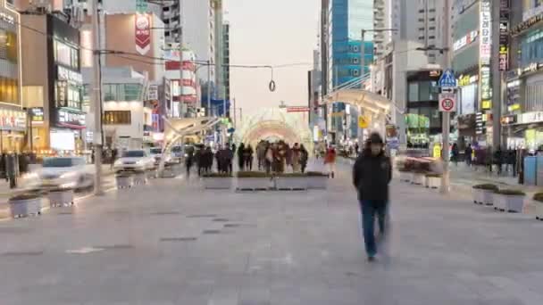 忙しい街だ 大都市の路上で匿名の人々が群がってる 認識できない時間の経過 — ストック動画