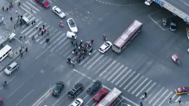 Mensen Kruising Kruising Met Drukke Verkeer Auto Bus Stad Leven — Stockvideo