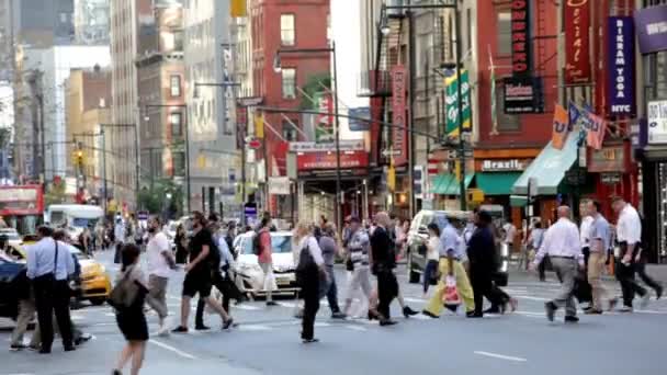 忙しい街だ ストリートビッグシティの匿名の人々の群衆と交通車をぼやけている 誰も知らない — ストック動画