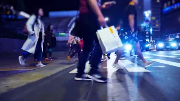 夜にゼブラクロスを横断する人々の低撮影足 人々は通りの交差点ゼブラウォーキング — ストック動画