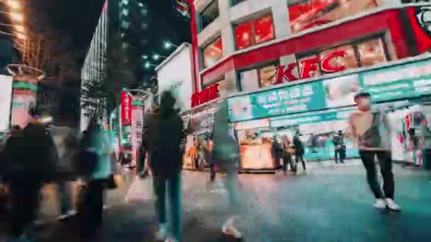 タイムラプス群衆匿名の人々が東京を歩く日本の忙しい地区近くの街路灯看板 — ストック動画