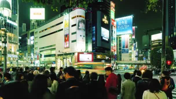渋谷の賑やかな通りを夜に横断する人たち 時間の経過は世界中を横断し — ストック動画