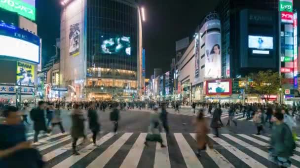 渋谷の賑やかな通りを夜に横断する人たち 世界で最も忙しい横断歩道は — ストック動画