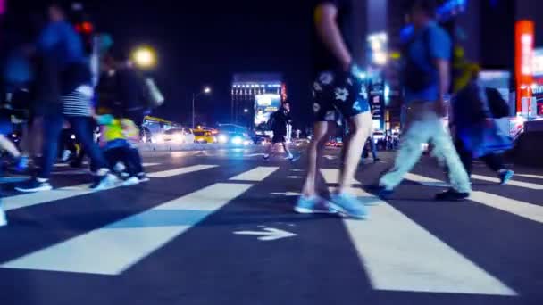 通勤者の横断歩道を横断する人々の匿名の群衆忙しい1時間歩く 足だけ — ストック動画