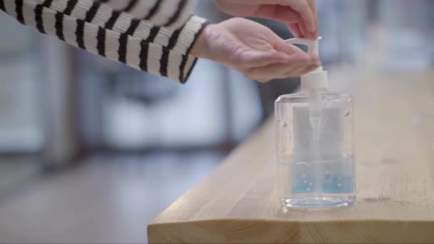 Mycie Rąk Żelem Nasączonym Alkoholem Lub Antybakteryjnym Środkiem Dezynfekującym Mydło — Wideo stockowe