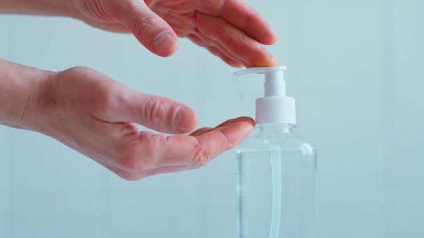 Close Mensen Handen Toepassen Van Een Antibacteriële Antiseptische Gel Hand — Stockvideo