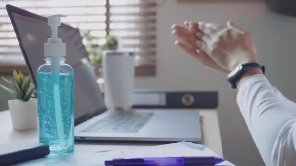 Man Using Hand Sanitizer Alcohol Gel Work Office Desk Business — Stock Video