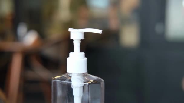 Lavar Mãos Com Gel Álcool Saboneteira Antibacteriana Germes Café Indoor — Vídeo de Stock