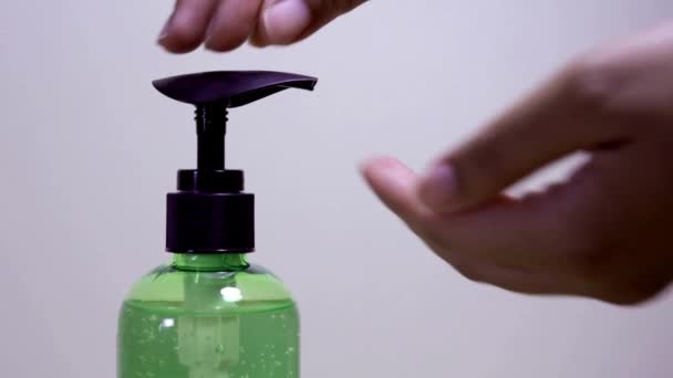 Handen Met Behulp Van Washand Reinigingsmiddel Gel Pomp Dispenser Close — Stockvideo