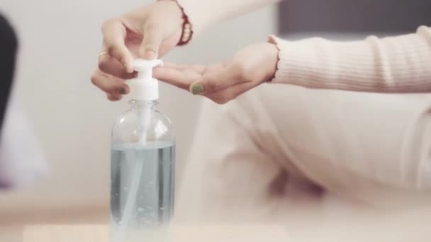 Close Hand Van Vrouw Gebruik Maken Van Een Hand Sanitizer — Stockvideo