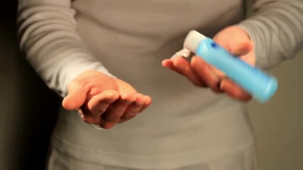 Close Bekijken Oudere Man Met Behulp Van Antibacteriële Hand Sanitizer — Stockvideo