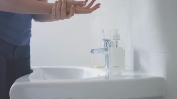 Persoon Reinigen Hand Met Antibacteriële Desinfectiemiddel Het Gebruik Van Badkamer — Stockvideo