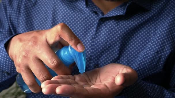 Mani Uomo Utilizzando Disinfezione Erogatore Pompa Gel Igienizzante Mano Protezione — Video Stock