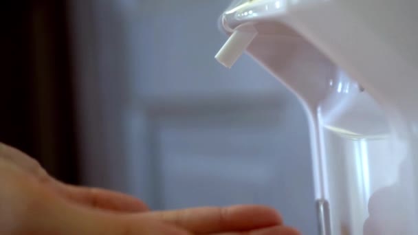 Person Reinigt Die Hand Mit Antibakteriellem Desinfektionsmittel Nach Der Verwendung — Stockvideo