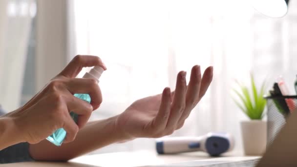 女性ハンドサニタイザーアルコールスプレーこするきれいな衛生家コロナウイルス感染症の予防 — ストック動画
