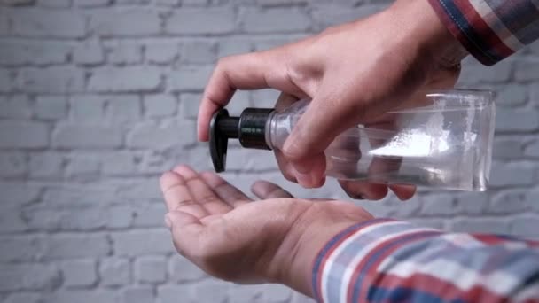 Close Mensen Die Spray Desinfectie Alcohol Product Hand Desinfecteren Handen — Stockvideo