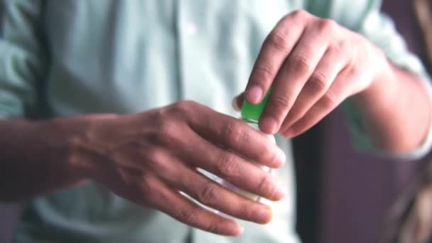 Close Escritório Trabalhador Masculino Mãos Limpas Usar Desinfetante Contra Pandemia — Vídeo de Stock