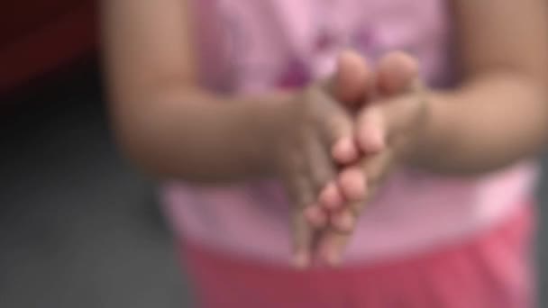 Ouder Spray Hand Zijn Kind Hand Ontsmettingsmiddel Voor Het Reinigen — Stockvideo