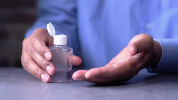 Sıvı Alkol Dezenfektanlı Dezenfektanı Taşınabilir Küçük Şişe Dezenfektanı Kullanıyor — Stok video
