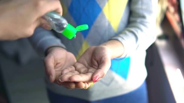 Close Pessoas Aplicando Spray Desinfecção Álcool Produto Mão Desinfecção Mãos — Vídeo de Stock