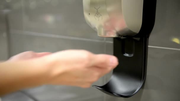 Close Mulher Dispensador Automático Com Higienizador Mãos Shopping Público Conceito — Vídeo de Stock