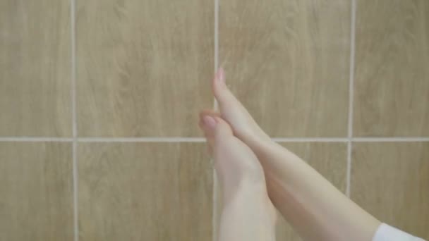 若い女性は浴室の生殖防止を使用した後抗菌消毒で手を掃除します — ストック動画