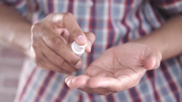 手部清洁剂酒精喷雾擦拭清洁手部卫生家居用品预防大肠病毒爆发 — 图库视频影像