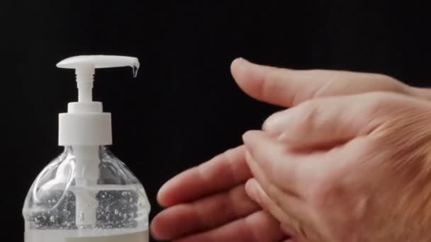 Closeup Μεγαλύτερα Αρσενικά Χέρια Χρησιμοποιώντας Απολυμαντικό Χεριών Απομονωμένη Υγιεινή Υποβάθρου — Αρχείο Βίντεο