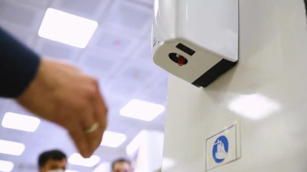Distributore Automatico Disinfettanti Mani Nello Spazio Lavoro Dell Ufficio Concetto — Video Stock