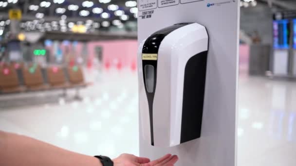 Distributeur Automatique Désinfectant Pour Les Mains Dans Les Espaces Travail — Video