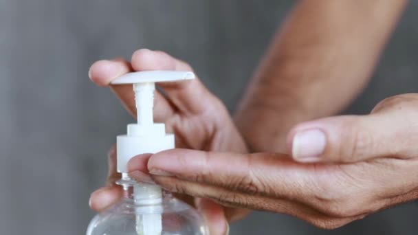 Med Hjälp Handdesinfektionsmedel Gel För Att Tvätta Händerna För Influensa — Stockvideo