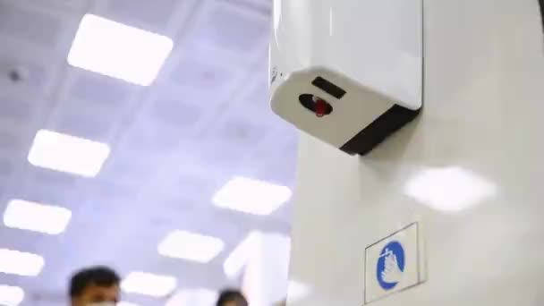 Close Van Vrouw Bij Automatische Dispenser Met Hand Sanitizer Openbare — Stockvideo