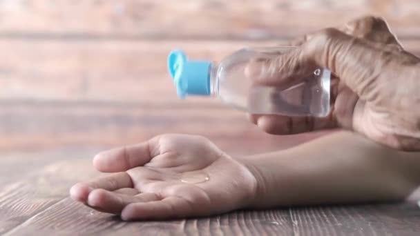 Visão Perto Homem Idoso Usando Antibacteriano Higienizador Mão Mãos Conceito — Vídeo de Stock