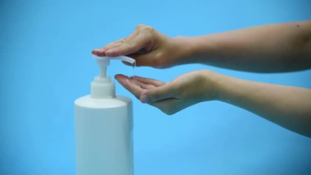 Mit Alkohol Gel Reinigen Waschen Händedesinfektionsmittel Virus Bakterien Isolierter Blauer — Stockvideo
