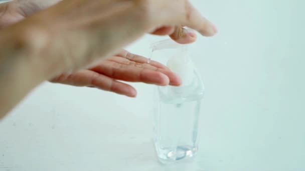 Närbild Hand Med Hjälp Flaska Antibakteriella Rengöringsmedel Gel Tvål Isolerad — Stockvideo