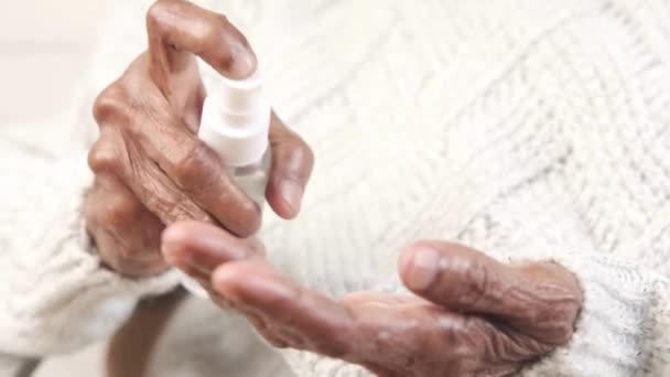 Közelkép Idős Férfi Antibakteriális Kézfertőtlenítő Használata Kézfertőtlenítőszerrel Higiénia — Stock videók