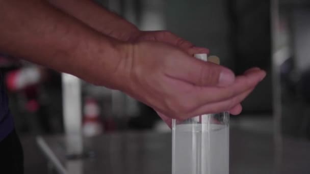 Primo Piano Persone Che Applicano Spray Disinfezione Alcol Prodotto Portata — Video Stock