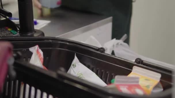 Руки Кассира Проверить Товарную Линейку Товаров Работники Клиенты Супермаркете Кассира — стоковое видео