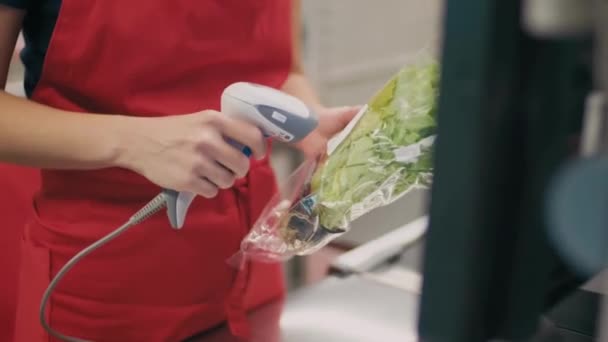 Pokladní Obchodě Potravinami Pokladna Pokladní Skenuje Položky Zeleninu Supermarketu — Stock video