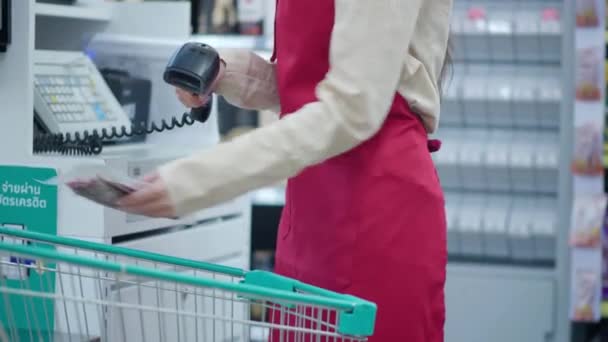 Кассир Кассе Продуктового Магазина Кассир Сканирует Пункт Овощи Супермаркете — стоковое видео