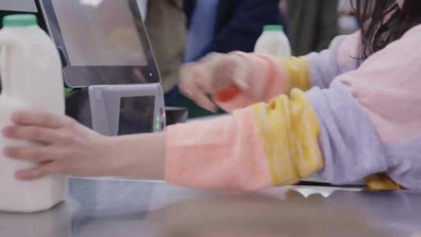 スーパーのレジ係が食料品店で商品をスキャンしてる スキャン支払い項目購入 — ストック動画