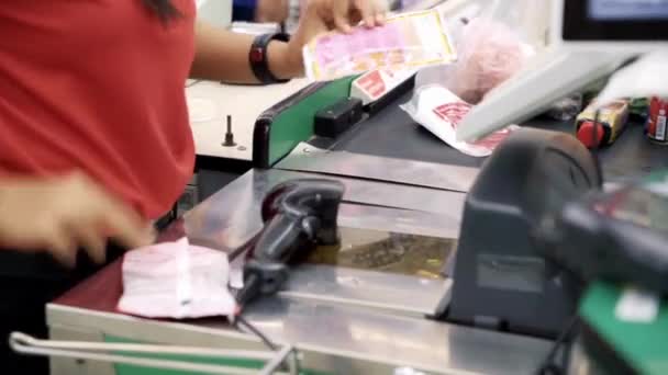 出纳员在超市结帐时扫描物品 关闭杂货店女工工作的扫描物品 — 图库视频影像