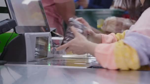 出纳员的手在超市结帐时检查商品系列员工和顾客 — 图库视频影像