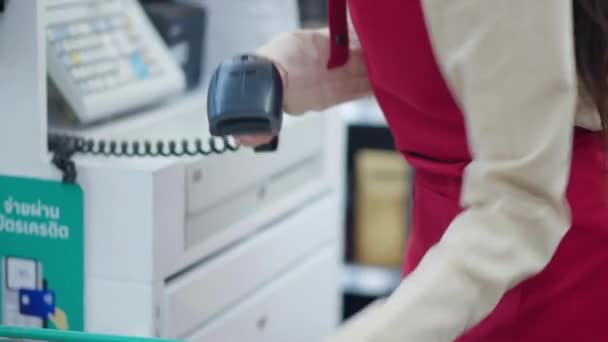 出纳员在超市结帐时扫描物品 关闭杂货店女工工作的扫描物品 — 图库视频影像