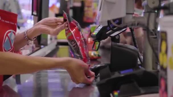 食料品店のレジカウンターで働いてる 現代のスーパーマーケットのレジスキャン商品 — ストック動画