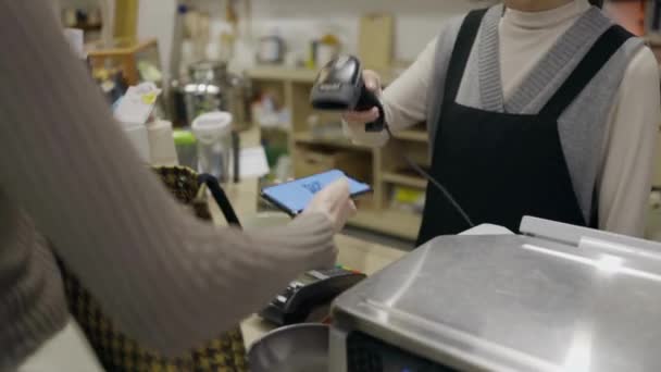 Checkout Counter Hands Staff Cashier Scans Artigo Compras Clean Modern — Vídeo de Stock