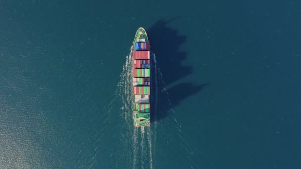 Bovenaanzicht Vanuit Lucht Groot Containervrachtschip Dat Met Langzame Snelheid Blauwe — Stockvideo